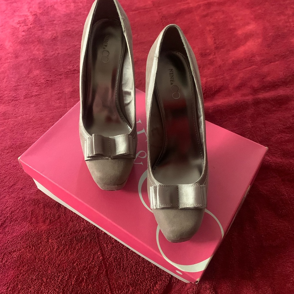 Nine & Co Women’s Taupe size 8 heels with bow.